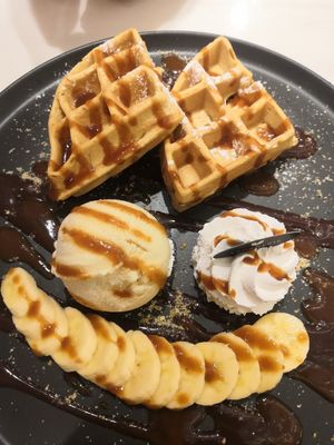 Vanilla waffle at Veganerie - Siam Paragon in Bangkok