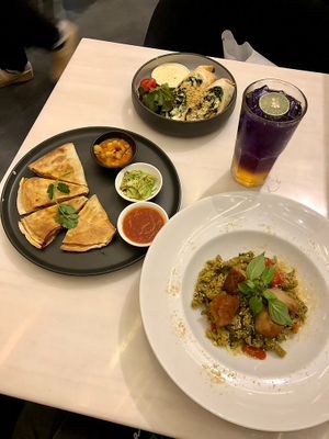 Quesadilla, Burrito & pesto pasta - all disappointing at Veganerie - Siam Paragon in Bangkok