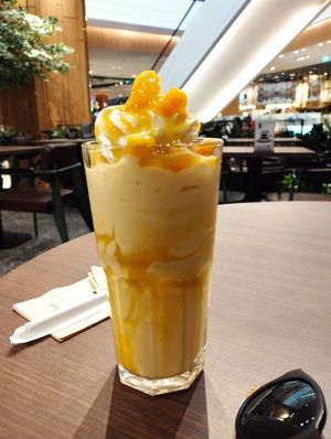 Batido de mango 🥭 at Veganerie - Siam Paragon in Bangkok