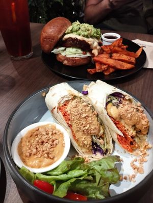 Wraps de tofu y mantequilla de cacahuete y la hamburguesa de la semana con beyond burguer, muchísimo aguacate y crema de queso casero de anacardos. at Veganerie - Siam Paragon in Bangkok