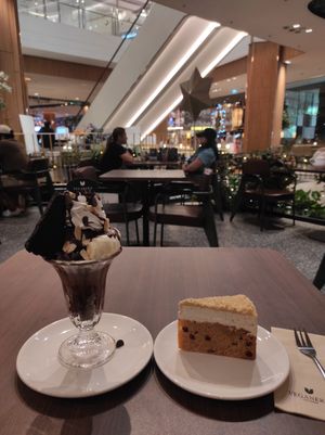 Carrot cake and chocolate ice cream at Veganerie - Siam Paragon in Bangkok