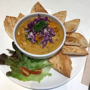 Sweet potato-chickpea-spinach coconut curry with roti at Veganerie - Siam Paragon in Bangkok