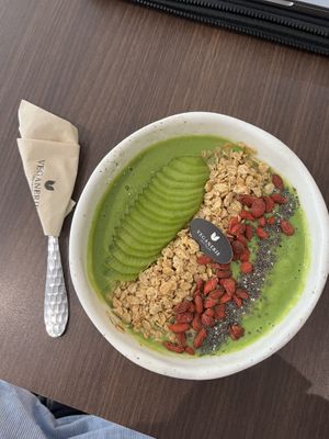 Green smoothie bowl (kale, kiwi, banana, pineapple, gogiberry, chia seeds, stevia, granola)  at Veganerie - Ratchathewi in Bangkok