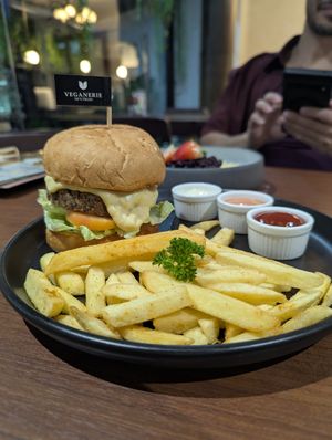 Veggie burger at Veganerie - Ratchathewi in Bangkok