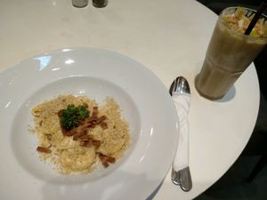 Mac n cheese with Apple smoothie  at Veganerie - Siam Paragon in Bangkok