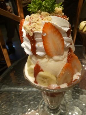 Strawberry cheesecake sundae at Veganerie - Siam Paragon in Bangkok