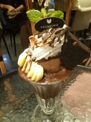 Chocolate brownie sundae at Veganerie - Siam Paragon in Bangkok