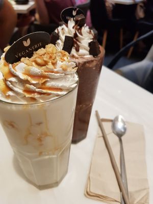 Caramel crunch and chocolate brownie smoothies at Veganerie - Siam Paragon in Bangkok
