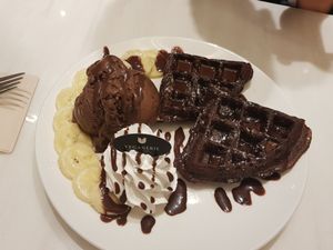 We came back 4 times for desserts 😋 at Veganerie - Siam Paragon in Bangkok