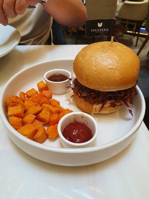 BBQ pull pork burger at Veganerie - Siam Paragon in Bangkok