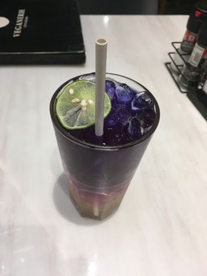 Butterfly pea & lime herbal drink at Veganerie - Siam Paragon in Bangkok
