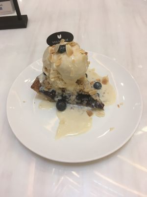 Blueberry clobbler sundae with vanilla ice cream at Veganerie - Siam Paragon in Bangkok
