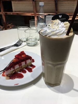 Strawberry cake and smoothie at Veganerie - Siam Paragon in Bangkok