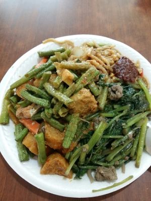 Yellow noodle with rendang curry, fried long beans with tofu & spinach @$3 at Su Yuan Vegetarian 素缘 - Paya Lebar in East Singapore
