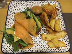 Tortillas di lenticchie con peperoni, rucola, avocado, cavolo, robiola e grana, contorno già compresi di patate con crema di melanzane at Gioia in Fano