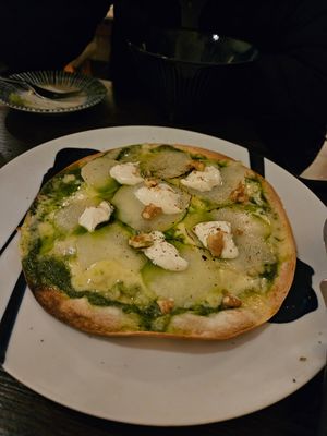 פיצה צמחונית עם פסטו, תפוחי אדמה, גבינה ואגוזים. טעים מאוד, יותר מדי שמנוני at Slow Luck Vegetable Bal in Kanazawa