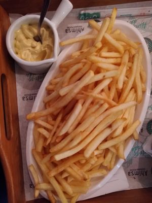 E para acompanhar as fritas, mais queijo provolone at Ahimsa Burgers in Florianopolis