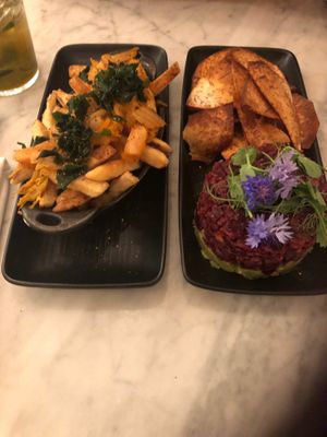 Frittes Kimchi (yummy et spicy!) et tartare de betteraves (onctueux et délicieux!) at LOV - McGill in Montreal