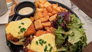 Tofu Benedict

Breaded tofu, smoked tomatoes and kale on an 
English muffin, topped with vegan hollandaise 
sauce. Served with Quebec breakfast potatoes and 
a small green sala at LOV - McGill in Montreal