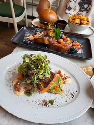 Toast avocat et faux saumon fumé (option végane), pain perdu et cheeseburger at LOV - McGill in Montreal