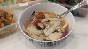 Tom Yum soup at Vegan Heaven in Chiang Mai