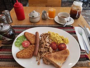 Breakfast set with Thai tea at Vegan Heaven in Chiang Mai