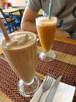 Banana chocolate peanut smoothie and fresh juice at Vegan Heaven in Chiang Mai