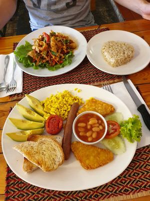 Breakfast set 2 and thai salad at Vegan Heaven in Chiang Mai