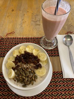 Kokos Porridge & Erdbeere- Bananen Shake   at Vegan Heaven in Chiang Mai