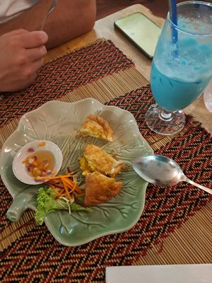 Day waren 3 Samosas als Vorspeise für zwei Personen. Lecker und ausreichend. at Vegan Heaven in Chiang Mai