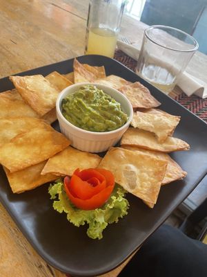 Guacamole mit speziellen takkos- sehr lecker   at Vegan Heaven in Chiang Mai