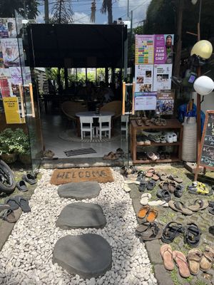 Outside, so many barefoot people 🥰  at Sayuri Healing Food in Ubud