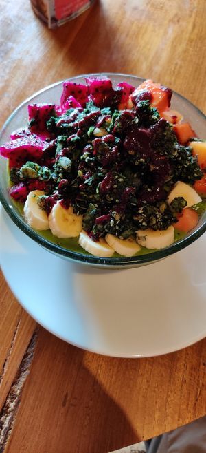 Smoothie bowl w spirulina granola at Sayuri Healing Food in Ubud