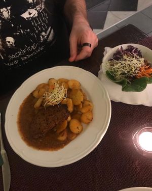 Holzfäller Steak mit Bratkartoffeln und Salat  at Canape in Dinslaken