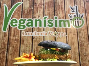 Hamburguesa con pan de betabel at Veganisimo Loncheria in Mexico City