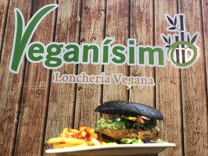 Hamburguesa con pan de betabel  at Veganisimo Loncheria in Mexico City