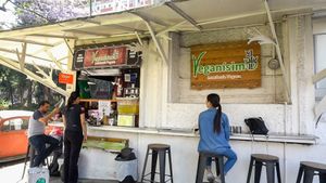 outside at Veganisimo Loncheria in Mexico City