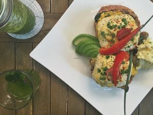 Vegan eggs benedict & green smoothie at Natural Cafe Niffera in Okinawa