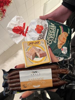 vegan croissants, Jean-Jacques cheese, vegan Kabanoz  #Veganuary at Jay & Joy in Paris