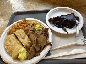 Polenta con burro di mandorle, seitan, ceci e torta di pane  at Semi di Sesamo in Aosta