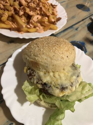 Futuro Burger + fritas com cheddar e bacon veganos at Veganza Emporio in Salvador