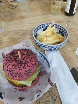 Burger + fritas at Veganza Emporio in Salvador