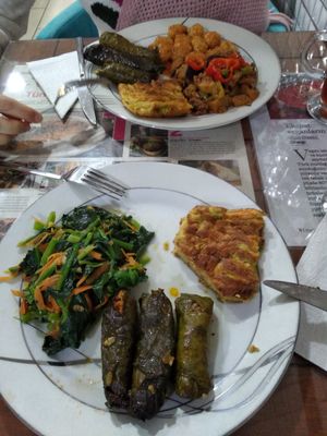 Долма и запеканка из цукини божественно прекрасны) at Vegan Istanbul in Istanbul