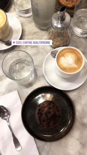 Muffin du jour and cappuccino with cashew drink at Judy in Paris