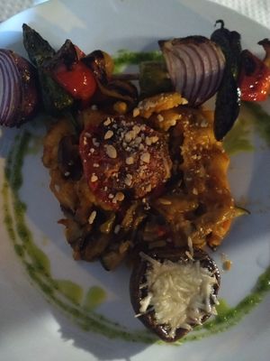 Lasagna com espetada de pimentos at Metamorphosis in Sintra