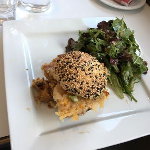 Burger pizza au pesto d'avocat at Vegano in Montreal