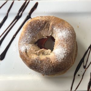 Bagel beurre d'arachide et confiture at Vegano in Montreal