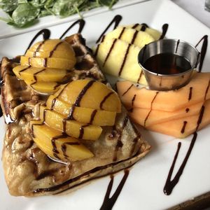 Gaufres pêches et caramel at Vegano in Montreal