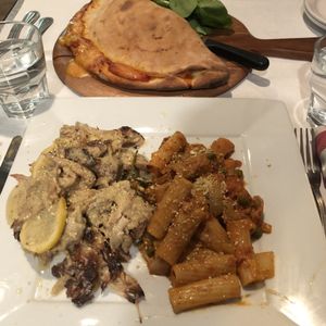 Poulet au citron et Calzone Pasquale (avec extra fromage) at Vegano in Montreal