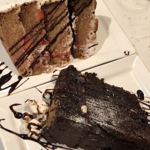 Gâteau aux fraises et amandes et Gâteau au chocolat at Vegano in Montreal